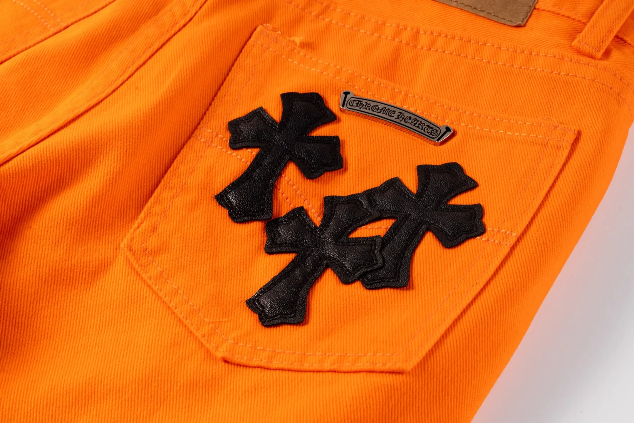 P240 Chrome Hearts/CH Chrome Hearts Virgil co-branded limited edition orange black leather cowboy bootcut jeans (orange) Chrome Hearts co-branded jeans are really amazing! 🔥 As a jeans lover, I am amazed by its workmanship and details! Same style for men and women, must-have Cow King Style No.: 1707# Color: Orange Size: 28 30 32 34 (S-XL)